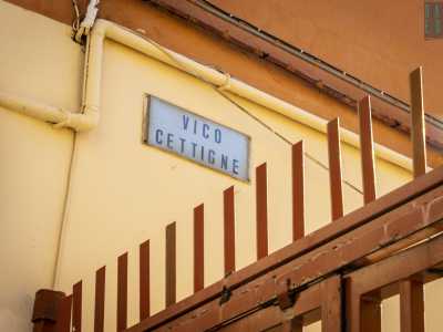 ...il cui toponimo � riportato su una targa posta in alto 